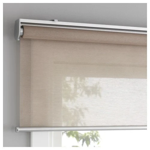 Cortina enrollable color beige clara
